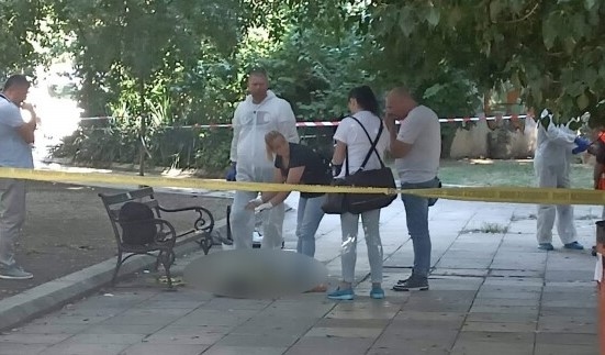 Откриха тяло на мъж пред Археологическия музей във Варна